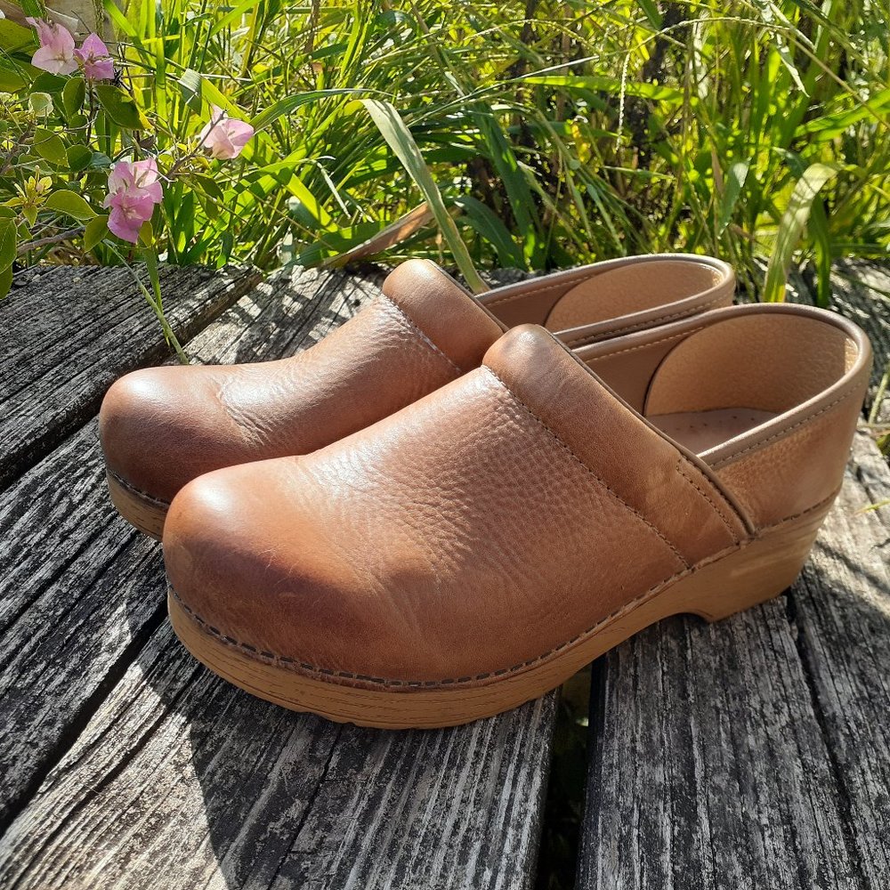 Dansko size 39(u.s.8) camel clogs